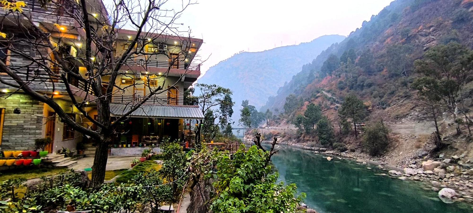 Tirthan Grand Riverside Banjār Exterior foto